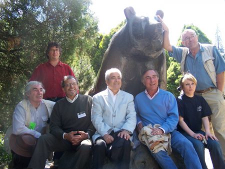 Photo de famille devant l’ours de Luchon
