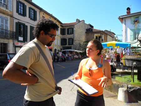 Les bénévoles de Parole d'ours en action sur un marché pyrénéen