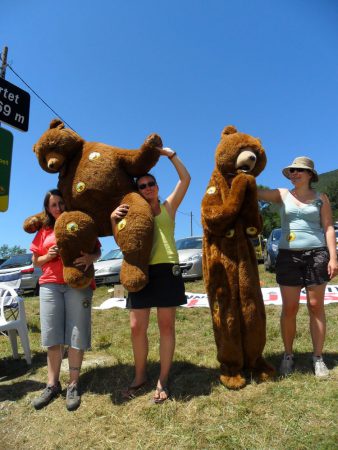 Les bénévoles de Parole d'ours sur le Tour de France © Sabine Matraire