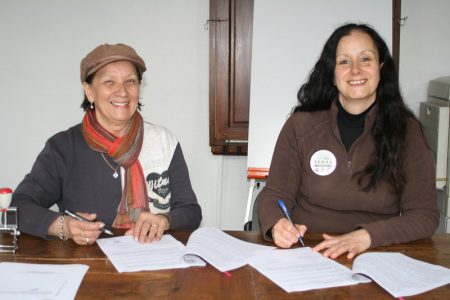 signature de la convention de mise à disposition du terrain communal entre Mme le Maire de Melles et la vice-présidente de Ferus